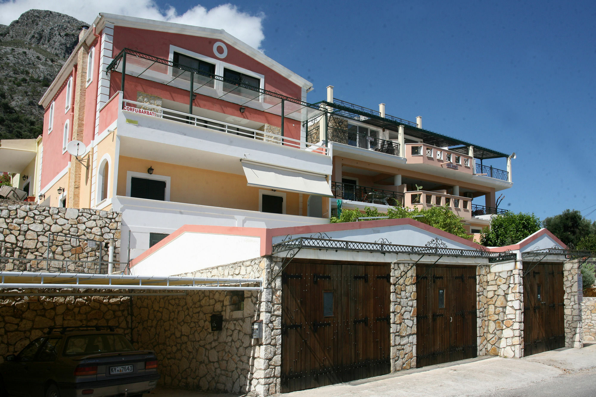 Sarakinos Apartments Barbati Esterno foto